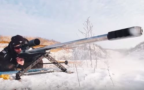 Απίστευτο τυφέκιο ελεύθερου σκοπευτή ρίχνει τείχος πάγου 1,5 μέτρου! (βίντεο)